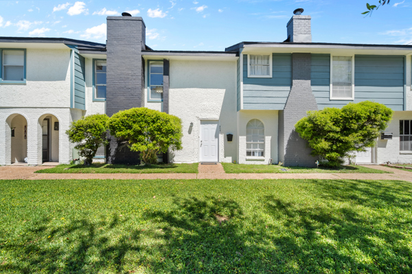 Kings Manor Townhomes exterior front — townhome for rent in Alvin, TX