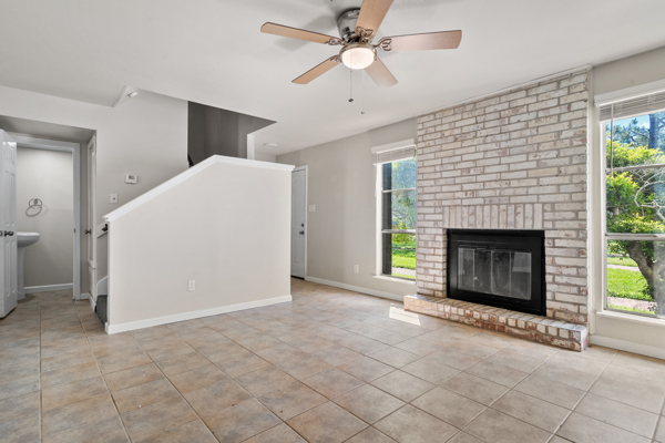 Kings Manor Townhomes living room fireplace — townhome for rent in Alvin, TX
