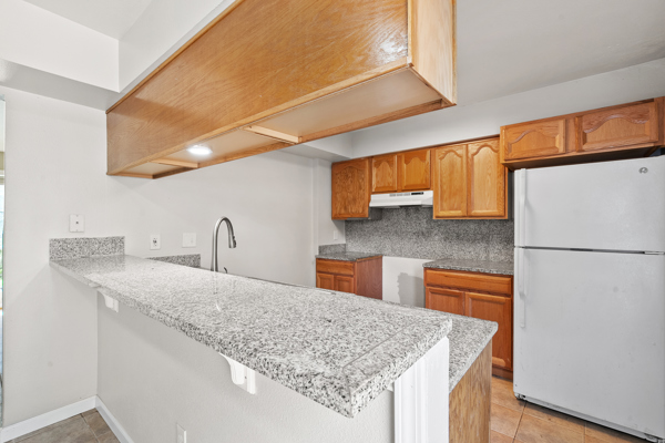 Kings Manor Townhomes kitchen bar — townhome for rent in Alvin, TX